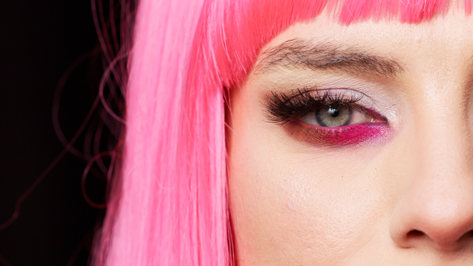 současné vlasové a make-up trendy