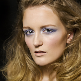 současné vlasové a make-up trendy