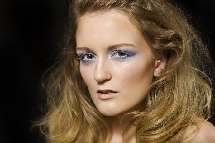 současné vlasové a make-up trendy