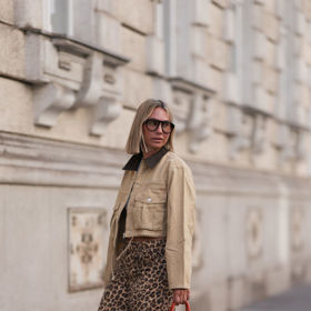 K béžové workwear bundě se hodí nepřehlédnutelné leopardí kalhoty i trendy stříbrné tenisky.
