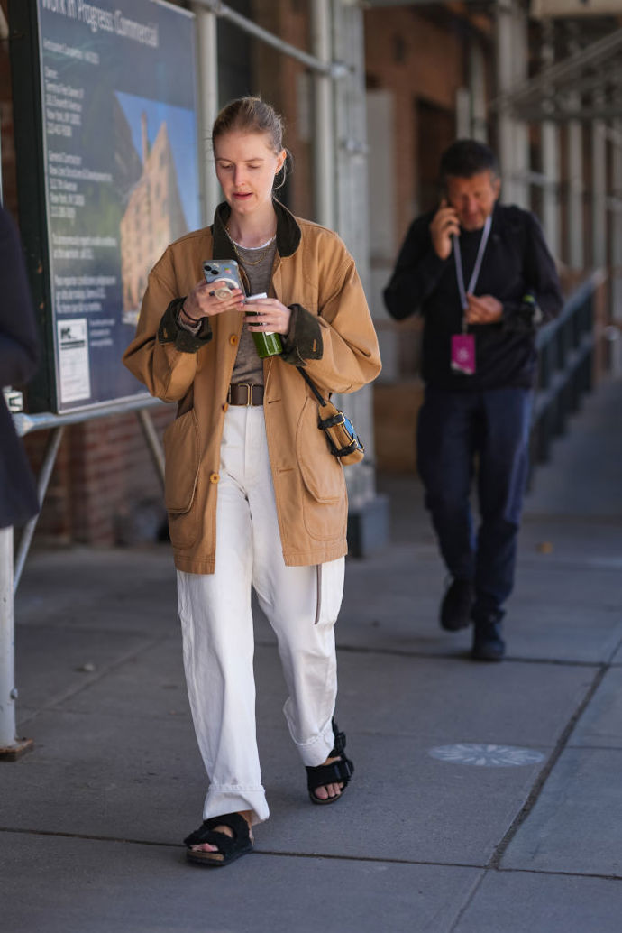 Basic outfit s workwear bundou vytvoříte v kombinaci s bílými džíny.
