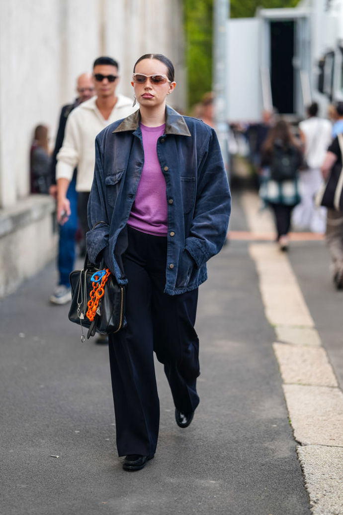 Workwear bunda může být i v tmavě modré variantě, zkuste k ní obléct třeba šeříkový odstín a široké černé kalhoty.
