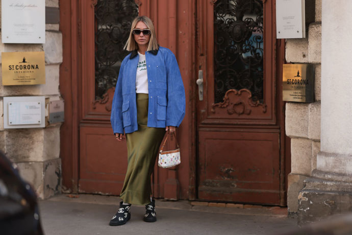 Modrou workwear bundu můžete doplnit splývavou khaki sukni a barevnou luxusní kabelkou.

