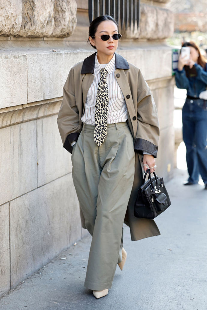 Pokud workwear bundy nejsou nic pro vás, ale ráda nosíte kabáty, zkuste obléct podobný outfit v pánském stylu.
