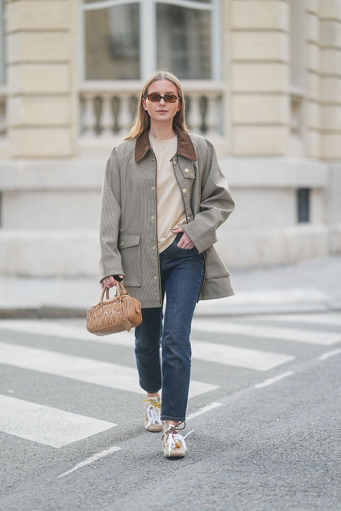 Workwear bunda v kostičkovaném provedení efektně kombinuje elegantní a ležérní styl.

