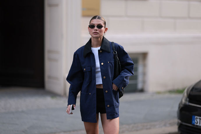 Tmavě modrou workwear bundu v oversized střihu zkombinujte třeba s černými kraťasy a bílým tričkem.
