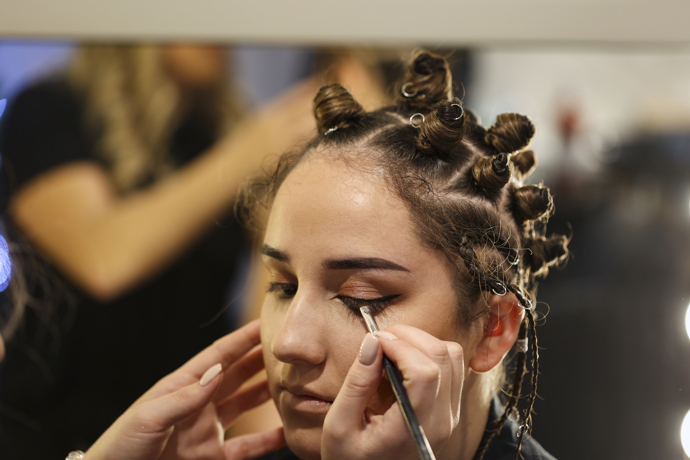 současné vlasové a make-up trendy