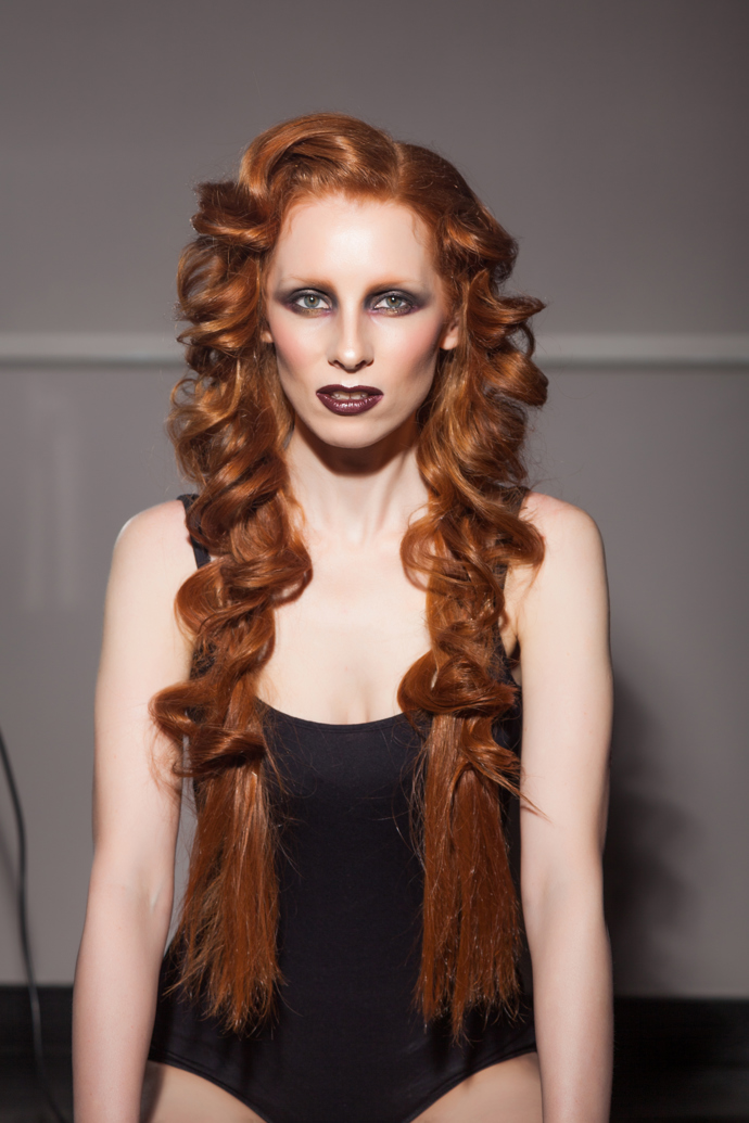 současné vlasové a make-up trendy