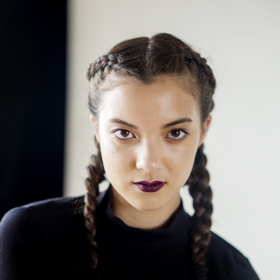 současné vlasové a make-up trendy