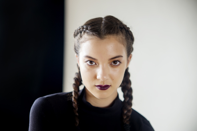 současné vlasové a make-up trendy