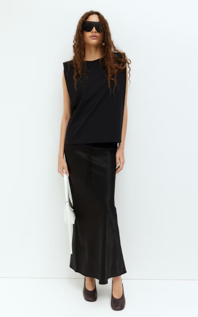 Saténová sukně se stahovací šňůrkou, H&M, 599 Kč
