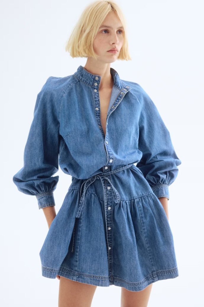 Džínové šaty s vázacím páskem, H&M, 839 Kč
