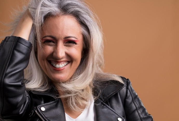 Jak vyřešit odrosty, pokud chcete přejít na šedivé vlasy? V případě, že jste se barvili na blond, a máte světlé šediny, rozdíl bude takřka neznatelný a vzhled vlasů velice šik, nebojte se toho. 
