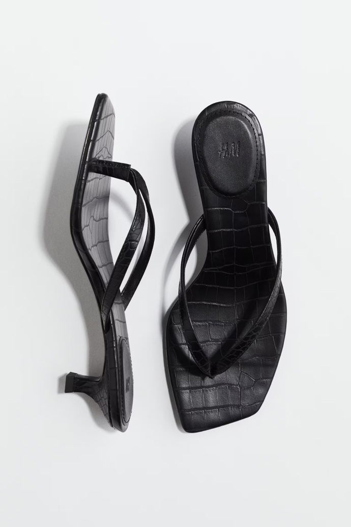Žabky na nízkém podpatku, H&M, 599 Kč
