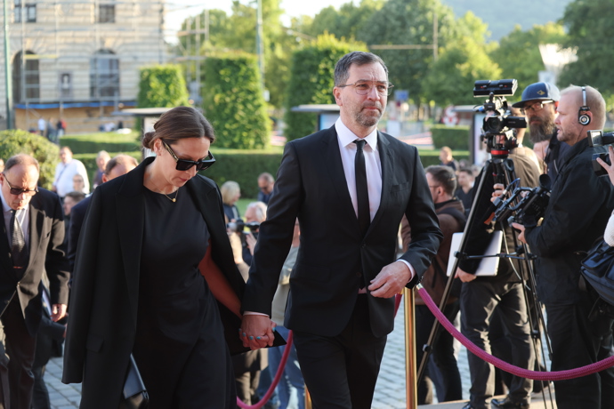 Ondřej Sokol s partnerskou byli také dokonale sladění v duchu předepsaného dress kódu.
