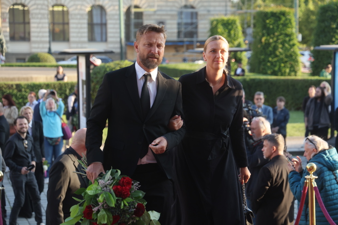 David Matásek s manželkou v decentním outfitu.
