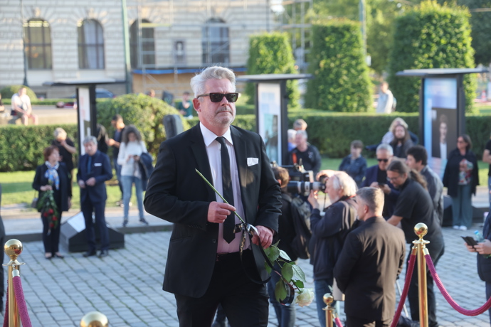 Aleš Háma s bílou růží, za elegána.
