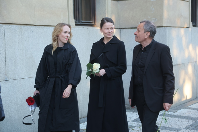 Herci Dejvického divadla v čele s Miroslavem Krobotem.
