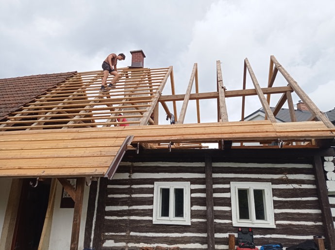 Kdysi malá dřevěná stavba na okraji vesnice, dnes moderní a útulné centrum pro skauty i komunitu. Ve Verměřovicích se podařilo zrekonstruovat skautskou klubovnu, která díky darované střeše, promyšlené rekonstrukci a nasazení samotných členů oddílu získala druhý život.
Kdysi malá dřevěná stavba na okraji vesnice, dnes moderní a útulné centrum pro skauty i komunitu. Ve Verměřovicích se podařilo zrekonstruovat skautskou klubovnu, která díky darované střeše, promyšlené rekonstrukci a nasazení samotných členů oddílu získala druhý život.