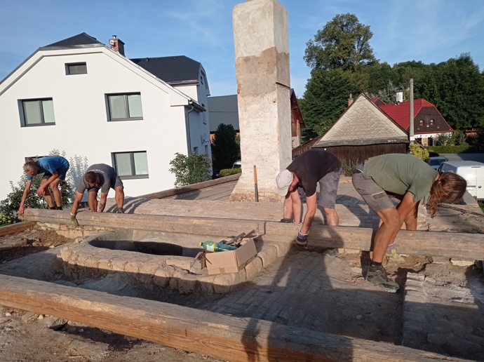 Kdysi malá dřevěná stavba na okraji vesnice, dnes moderní a útulné centrum pro skauty i komunitu. Ve Verměřovicích se podařilo zrekonstruovat skautskou klubovnu, která díky darované střeše, promyšlené rekonstrukci a nasazení samotných členů oddílu získala druhý život.
Kdysi malá dřevěná stavba na okraji vesnice, dnes moderní a útulné centrum pro skauty i komunitu. Ve Verměřovicích se podařilo zrekonstruovat skautskou klubovnu, která díky darované střeše, promyšlené rekonstrukci a nasazení samotných členů oddílu získala druhý život.