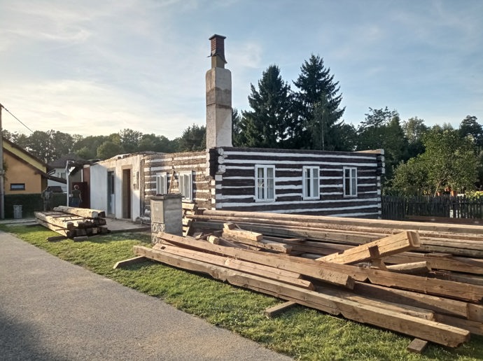Kdysi malá dřevěná stavba na okraji vesnice, dnes moderní a útulné centrum pro skauty i komunitu. Ve Verměřovicích se podařilo zrekonstruovat skautskou klubovnu, která díky darované střeše, promyšlené rekonstrukci a nasazení samotných členů oddílu získala druhý život.
Kdysi malá dřevěná stavba na okraji vesnice, dnes moderní a útulné centrum pro skauty i komunitu. Ve Verměřovicích se podařilo zrekonstruovat skautskou klubovnu, která díky darované střeše, promyšlené rekonstrukci a nasazení samotných členů oddílu získala druhý život.