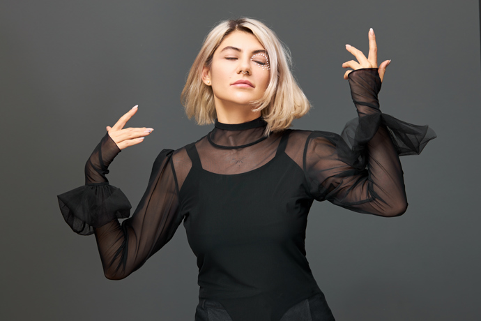 Šifon je lehký a vzdušný materiál. který vypadá skvěle. Halenka s šifonovými rukávy je navíc velice sexy. 
