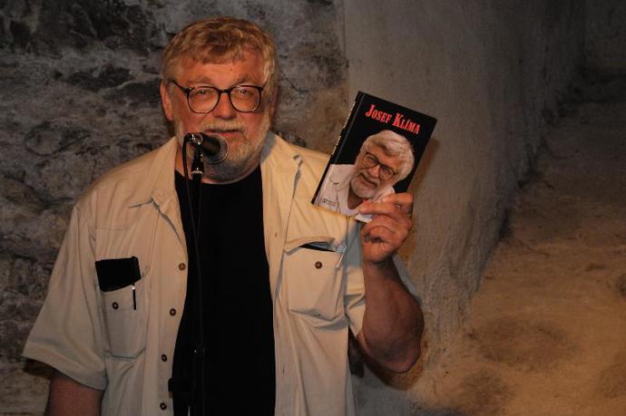 Do pořadu Na kafeečko webu Lifee.cz tentokrát zavítal investigativní novinář Josef Klíma. 
