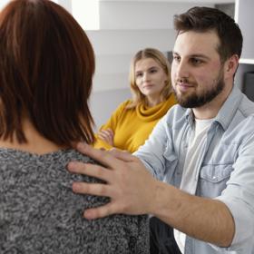 Paní Taťána však neustále poslouchá jak je k ničemu, špatná, neumí svou rodinu zajistit, žijí jak bezdomovci, měli by normálně fungovat. Děti spějí pro kriminál. A to vše jen proto, že vyznávají učení doma a dost času tráví v zahraničí.
