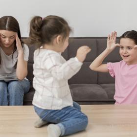 Paní Dominika si při hledání nového partnera byla vědoma toho, že může mít děti. Není ve věku, kdy by kolem ní bylo mnoho bezdětných mužů. Takže se nedivila, když potkala partnera, který má dvě děti. A hned jí to přiznal.
