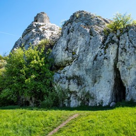 Sirotčí hrádek je výjimečné místo – nenáročné na čas, ale bohaté na zážitky. Krásná příroda, historie, výhledy a špetka tajemna. Kdo jednou vyleze až nahoru, většinou se vrací znovu. A to něco znamená.
