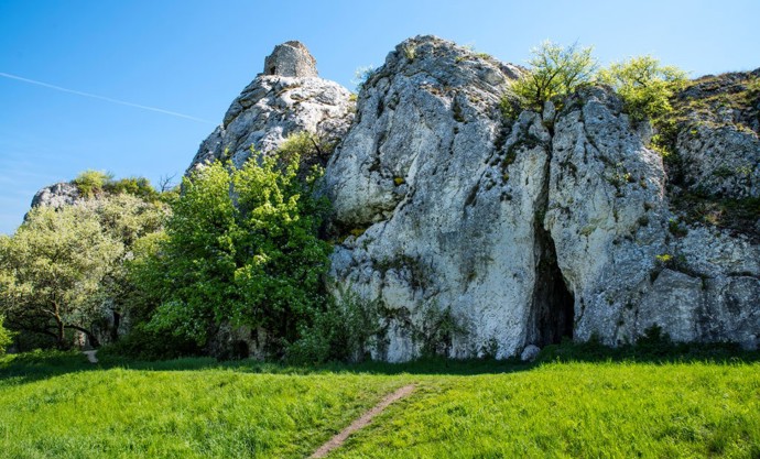 Sirotčí hrádek je výjimečné místo – nenáročné na čas, ale bohaté na zážitky. Krásná příroda, historie, výhledy a špetka tajemna. Kdo jednou vyleze až nahoru, většinou se vrací znovu. A to něco znamená.
