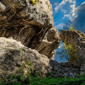 Sirotčí hrádek je výjimečné místo – nenáročné na čas, ale bohaté na zážitky. Krásná příroda, historie, výhledy a špetka tajemna. Kdo jednou vyleze až nahoru, většinou se vrací znovu. A to něco znamená.
