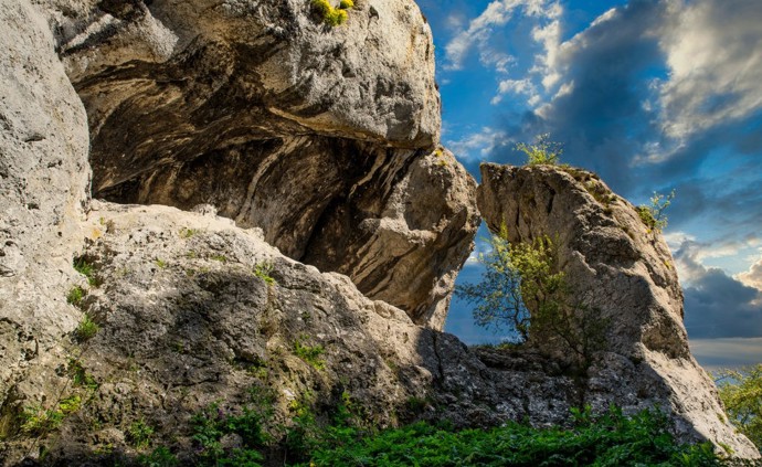 Sirotčí hrádek je výjimečné místo – nenáročné na čas, ale bohaté na zážitky. Krásná příroda, historie, výhledy a špetka tajemna. Kdo jednou vyleze až nahoru, většinou se vrací znovu. A to něco znamená.
