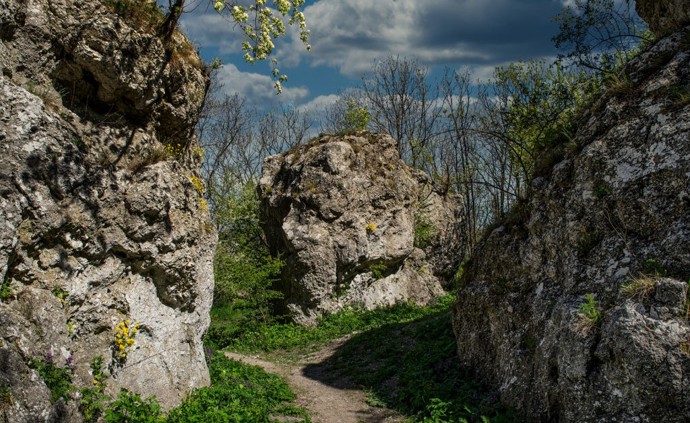 Sirotčí hrádek je výjimečné místo – nenáročné na čas, ale bohaté na zážitky. Krásná příroda, historie, výhledy a špetka tajemna. Kdo jednou vyleze až nahoru, většinou se vrací znovu. A to něco znamená.
