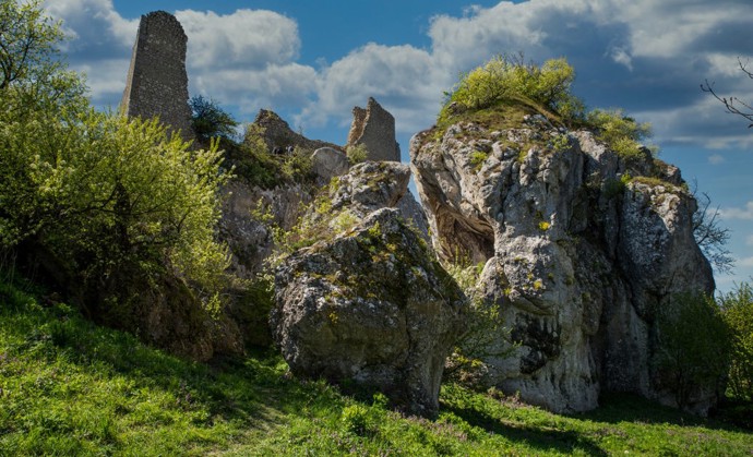 Sirotčí hrádek je výjimečné místo – nenáročné na čas, ale bohaté na zážitky. Krásná příroda, historie, výhledy a špetka tajemna. Kdo jednou vyleze až nahoru, většinou se vrací znovu. A to něco znamená.
