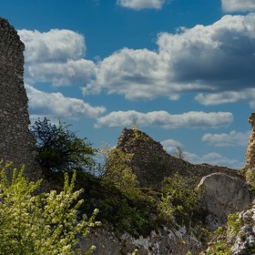 Sirotčí hrádek je výjimečné místo – nenáročné na čas, ale bohaté na zážitky. Krásná příroda, historie, výhledy a špetka tajemna. Kdo jednou vyleze až nahoru, většinou se vrací znovu. A to něco znamená.
