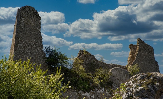 Sirotčí hrádek je výjimečné místo – nenáročné na čas, ale bohaté na zážitky. Krásná příroda, historie, výhledy a špetka tajemna. Kdo jednou vyleze až nahoru, většinou se vrací znovu. A to něco znamená.
