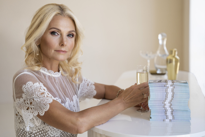 Zralá žena v průhledném krajkovém topu
Zralá žena v průhledném krajkovém topu