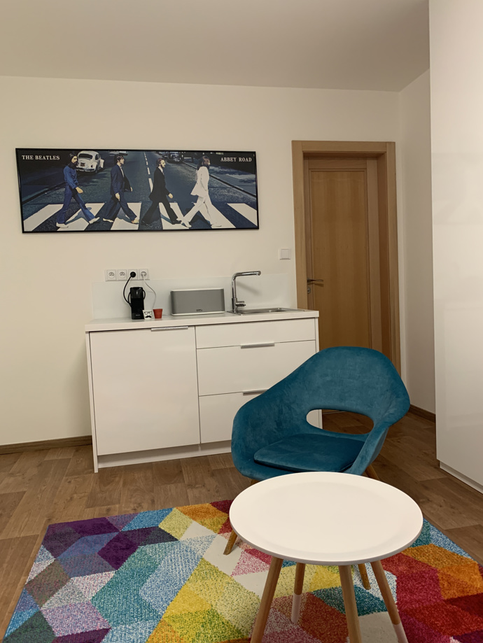 Z původního panelového 3+1 na pražském Jižním Městě se během let stal prostorným rodinným bytem plným barev, pohody a chytrých nápadů. Proměny interiéru kopírovaly měnící se potřeby rodiny, ale nikdy neztratili osobitost a šmrnc. 
