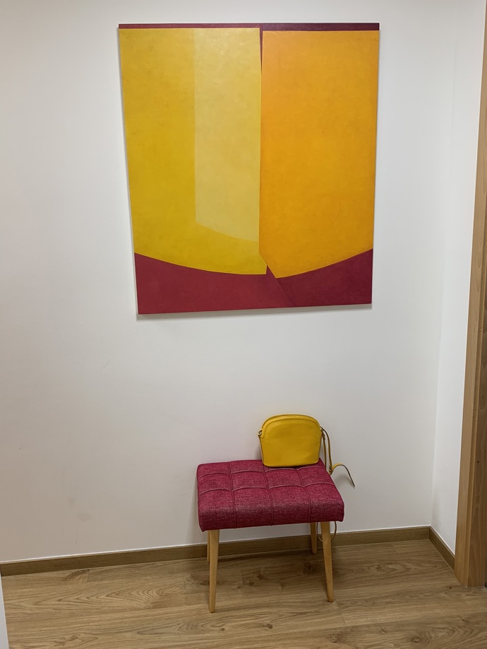 Z původního panelového 3+1 na pražském Jižním Městě se během let stal prostorným rodinným bytem plným barev, pohody a chytrých nápadů. Proměny interiéru kopírovaly měnící se potřeby rodiny, ale nikdy neztratili osobitost a šmrnc. 
