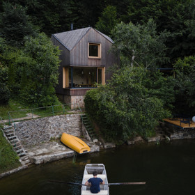 Na místě staré chatky vyrostla moderní dřevostavba, která citlivě zapadá do lesa nad Vranovskou přehradou.

