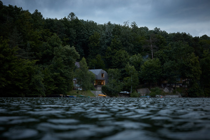 Na místě staré chatky vyrostla moderní dřevostavba, která citlivě zapadá do lesa nad Vranovskou přehradou.
