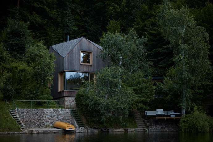 Na místě staré chatky vyrostla moderní dřevostavba, která citlivě zapadá do lesa nad Vranovskou přehradou.
