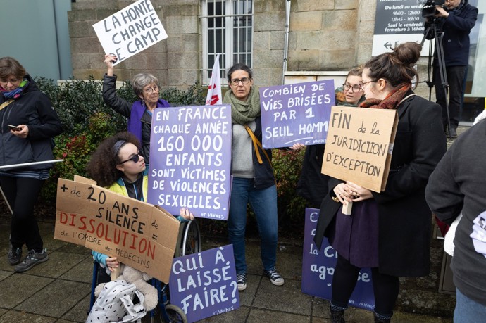 Celý proces je provázen celou řadou demonstrací. Demonstranti drží transparenty před trestním soudem ve Vannes 24. února 2025, v den zahájení čtyřměsíčního procesu s bývalým chirurgem.
