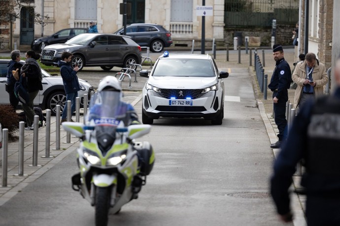Bývalý chirurg Joel Le Scouarnce přijíždí k soudu v policejním konvoji. 
