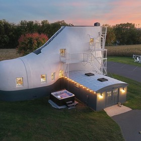 Možná vás překvapí, že nejde jen o kulisu. Haines Shoe House má pět obytných místností rozdělených do několika částí boty. Špička slouží jako obývací pokoj, v patě se nachází kuchyně a kotník hostí ložnici. V domě je dokonce i koupelna a prostor pro hosty. 
