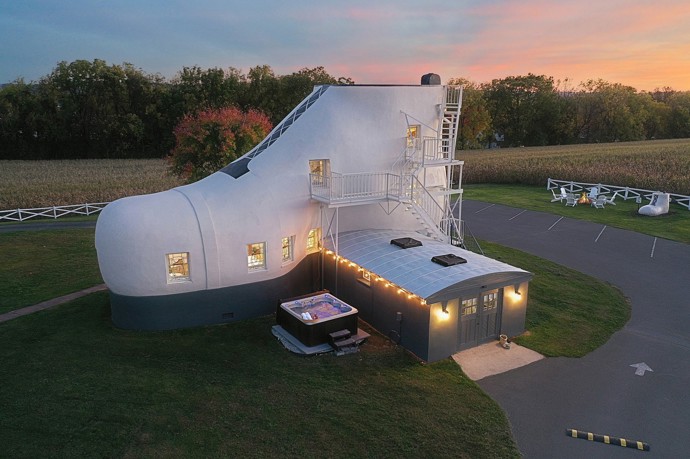 Možná vás překvapí, že nejde jen o kulisu. Haines Shoe House má pět obytných místností rozdělených do několika částí boty. Špička slouží jako obývací pokoj, v patě se nachází kuchyně a kotník hostí ložnici. V domě je dokonce i koupelna a prostor pro hosty. 
