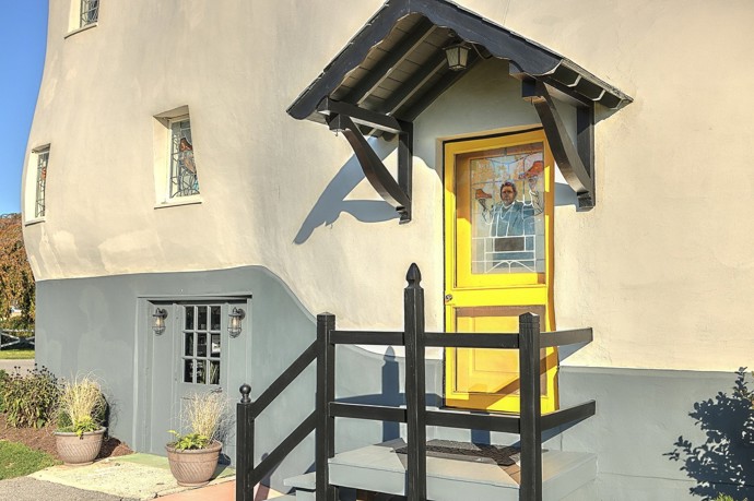 Možná vás překvapí, že nejde jen o kulisu. Haines Shoe House má pět obytných místností rozdělených do několika částí boty. Špička slouží jako obývací pokoj, v patě se nachází kuchyně a kotník hostí ložnici. V domě je dokonce i koupelna a prostor pro hosty. 
