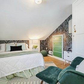 Možná vás překvapí, že nejde jen o kulisu. Haines Shoe House má pět obytných místností rozdělených do několika částí boty. Špička slouží jako obývací pokoj, v patě se nachází kuchyně a kotník hostí ložnici. V domě je dokonce i koupelna a prostor pro hosty. 
