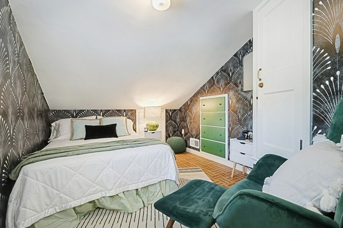 Možná vás překvapí, že nejde jen o kulisu. Haines Shoe House má pět obytných místností rozdělených do několika částí boty. Špička slouží jako obývací pokoj, v patě se nachází kuchyně a kotník hostí ložnici. V domě je dokonce i koupelna a prostor pro hosty. 
